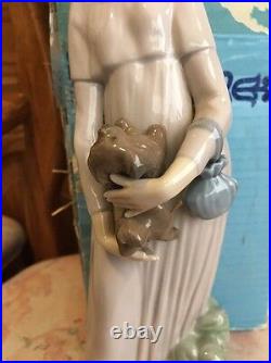 Lladro 4994 Looking at Her Dog Original Blue Box! Mint condition! Great Gift