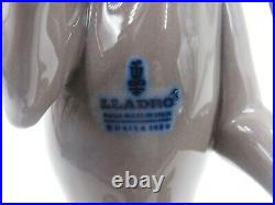 Lladro 5110 Dog Sniffing Bloodhound Porcelain Figurine