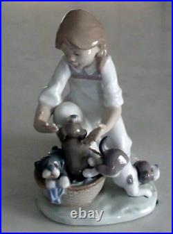 Lladro 5595 Joy in a Basket girl with 3 puppy dogs in a basket MWOB, RV$250