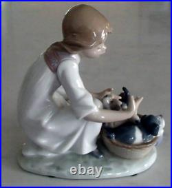 Lladro 5595 Joy in a Basket girl with 3 puppy dogs in a basket MWOB, RV$250