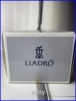 Lladro 6040 Creamer Dog Hanging On Cup NM Condition with Original Box