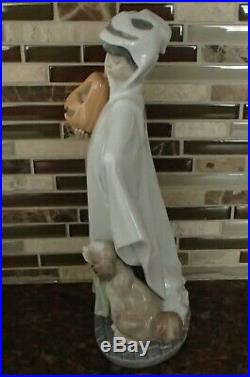Lladro 6227 Trick or Treat boy in ghost costume w dog & pumpkin- MIB, RV$450