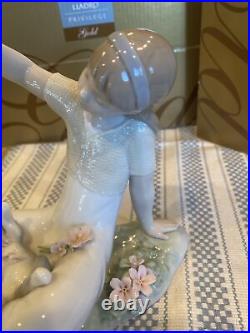 Lladro 7711 Playtime With Petals Brand New Condition in Original Box