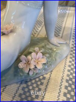 Lladro 7711 Playtime With Petals Brand New Condition in Original Box