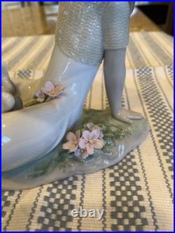 Lladro 7711 Playtime With Petals Perfect Condition