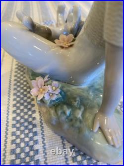 Lladro 7711 Playtime With Petals Perfect Condition