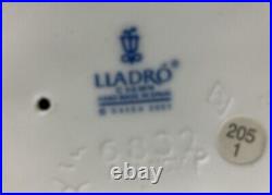 Lladro A Sweet Smell Porcelain Figurine # 6832 Retired 2009