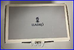 Lladro A Sweet Smell Porcelain Figurine # 6832 Retired 2009