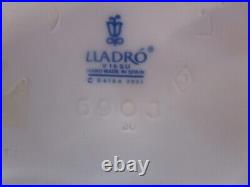 Lladro A Warm Welcome #6903 Girl Hugging Dog Porcelain Figurine Mint