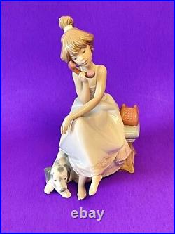 Lladro Chit Chat 5466 Girl with dog on Phone with Orig Box 1990