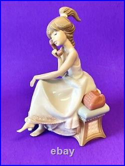 Lladro Chit Chat 5466 Girl with dog on Phone with Orig Box 1990