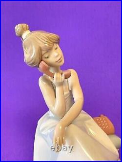 Lladro Chit Chat 5466 Girl with dog on Phone with Orig Box 1990