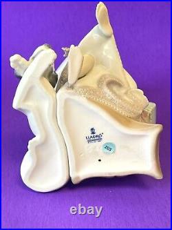 Lladro Chit Chat 5466 Girl with dog on Phone with Orig Box 1990