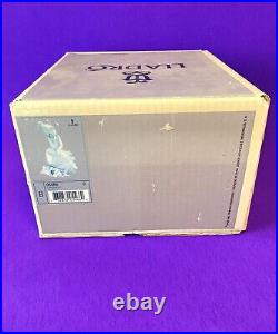 Lladro Chit Chat 5466 Girl with dog on Phone with Orig Box 1990