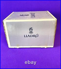 Lladro Chit Chat 5466 Girl with dog on Phone with Orig Box 1990