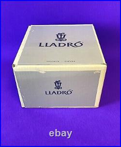 Lladro Chit Chat 5466 Girl with dog on Phone with Orig Box 1990