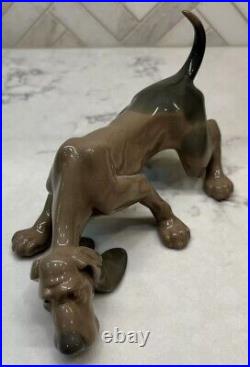 Lladro Dog Sniffing # 5110 Bloodhound