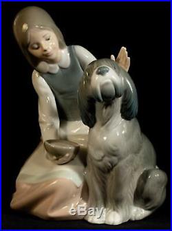 Lladro Figurine 1334 Girl Feeding Dog Chow Time