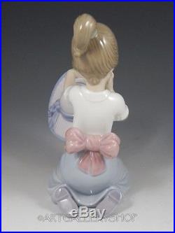 Lladro Figurine AN ELEGANT TOUCH GIRL WITH DOG HAT FLOWERS #6862 Mint BOX
