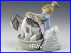 Lladro Figurine BASHFUL BATHER GIRL BATHING BASSET DOG #5455 Retired Mint Box