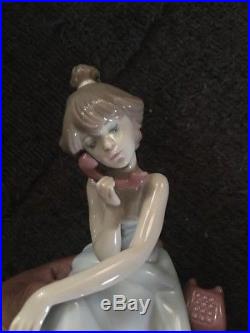 Lladro Figurine CHIT CHAT GIRL ON PHONE WITH DOG #5466 Retired Mint