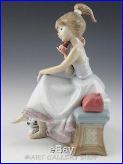 Lladro Figurine CHIT CHAT GIRL WITH PHONE & DOG #5466 Retired Mint Box