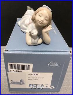 Lladro Figurine How Sweet Girl with Kitten 14cm x 7.7cm