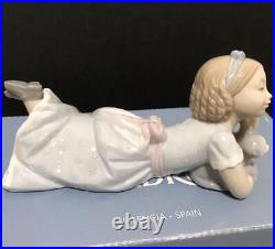 Lladro Figurine How Sweet Girl with Kitten 14cm x 7.7cm