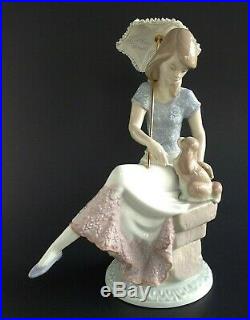 Lladro Figurine Picture Perfect 7612 Girl with Parasol and Dog Mint in Box