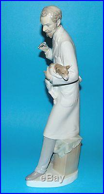 Lladro Figurine ornament animals vet and dog' Veterinarian' #4825 13.25
