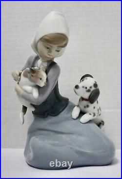 Lladro GIRL WITH CAT & SPOTTED DOG by Juan Huerta. #1532. Gloss. Dated 1978 MINT