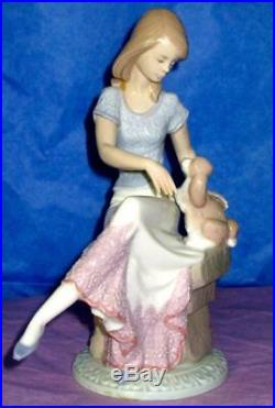 Lladro LADY SEATING WITH A DOG 7612 Porcelain Vintage Figurine