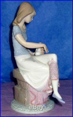 Lladro LADY SEATING WITH A DOG 7612 Porcelain Vintage Figurine