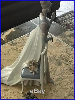 Lladro Lady Empire # 4719 Tall Chair And Dog BRILLIANT WORK OF ART'STATELY