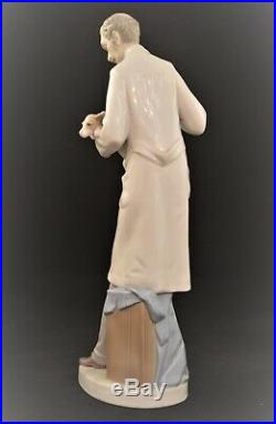 Lladro Large Retired Figurine #4825 Veterinarian Doctor With Dog