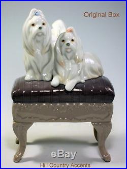 Lladro Looking Pretty #6688 2 Maltese Dogs On Foot Stool Msrp $490 Mib