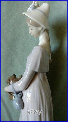 Lladro Looking at Her Dog # 01004994. Retired 1985