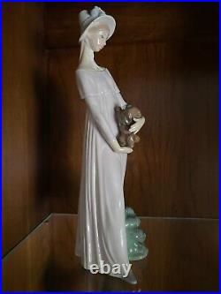 Lladro Looking at Her Dog #4994, Porcelain Figurine, Retired, Spain 1978-1985