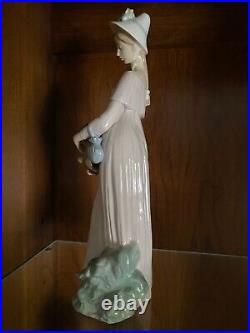 Lladro Looking at Her Dog #4994, Porcelain Figurine, Retired, Spain 1978-1985