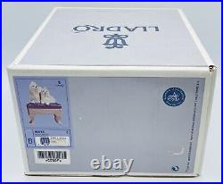 Lladro MALTESE DOGS ON OTTOMAN 6688 LOOKING PRETTY With Box / Retired 2004