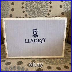 Lladro Maltese Dogs Looking Pretty #6688 Porcelain Figurine with Original Box