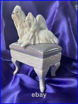 Lladro Maltese Dogs Looking Pretty #6688 Porcelain Figurine with orig. Box