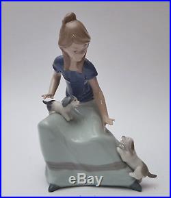 Lladro NAO Figur 17cm Mädchen mit Hunden Welpen Figurine porcelain dog girl