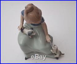 Lladro NAO Figur 17cm Mädchen mit Hunden Welpen Figurine porcelain dog girl