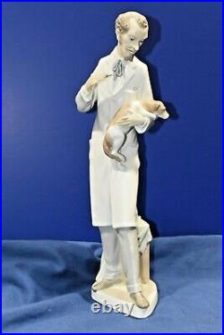 Lladro Nao Extra Large Veterinarian with Dog # 4825 Fine Condition Scarce