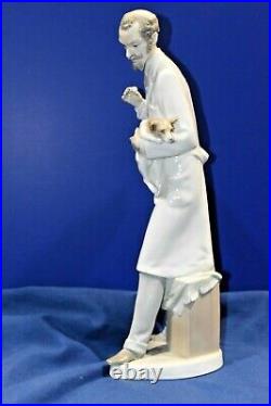 Lladro Nao Extra Large Veterinarian with Dog # 4825 Fine Condition Scarce