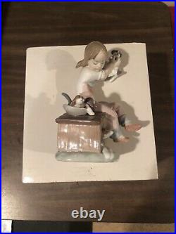 Lladro Pick of the Litter 7621 Figurine Girl with Dog & Puppies No Chip