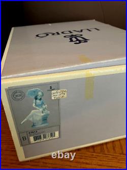 Lladro Picture Perfect #7612 Figurine (Collector's Society 1990)-Mint-Orig. Box