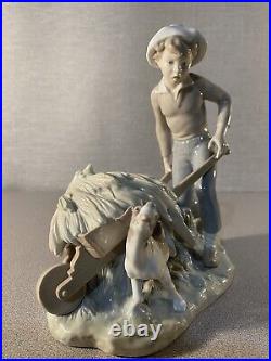 Lladro Porcelain Figurine Gardener In Trouble by Salvador Furió. #4852