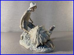 Lladro Porcelain Figurine Gardener In Trouble by Salvador Furió. #4852